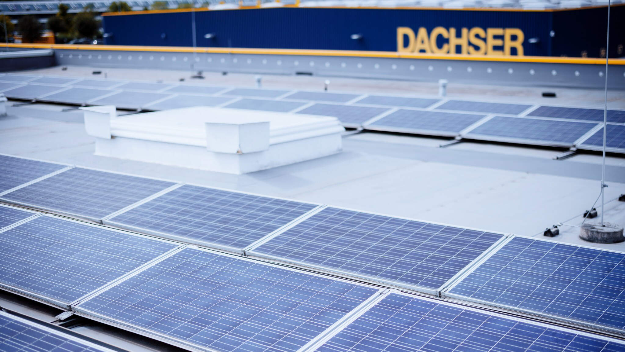 Panele słoneczne na naszych obiektach logistycznych przyczyniają się do efektywności energetycznej.