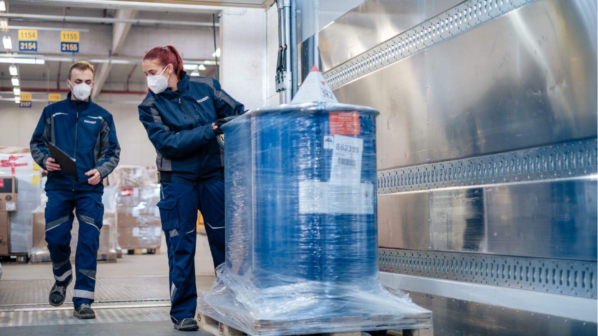 Bezpieczny transport towarów chemicznych, zwłaszcza tych niebezpiecznych, drogą morską, wymaga rygorystycznego przestrzegania norm i przepisów oraz współpracy z zaufanym, doświadczonym operatorem.